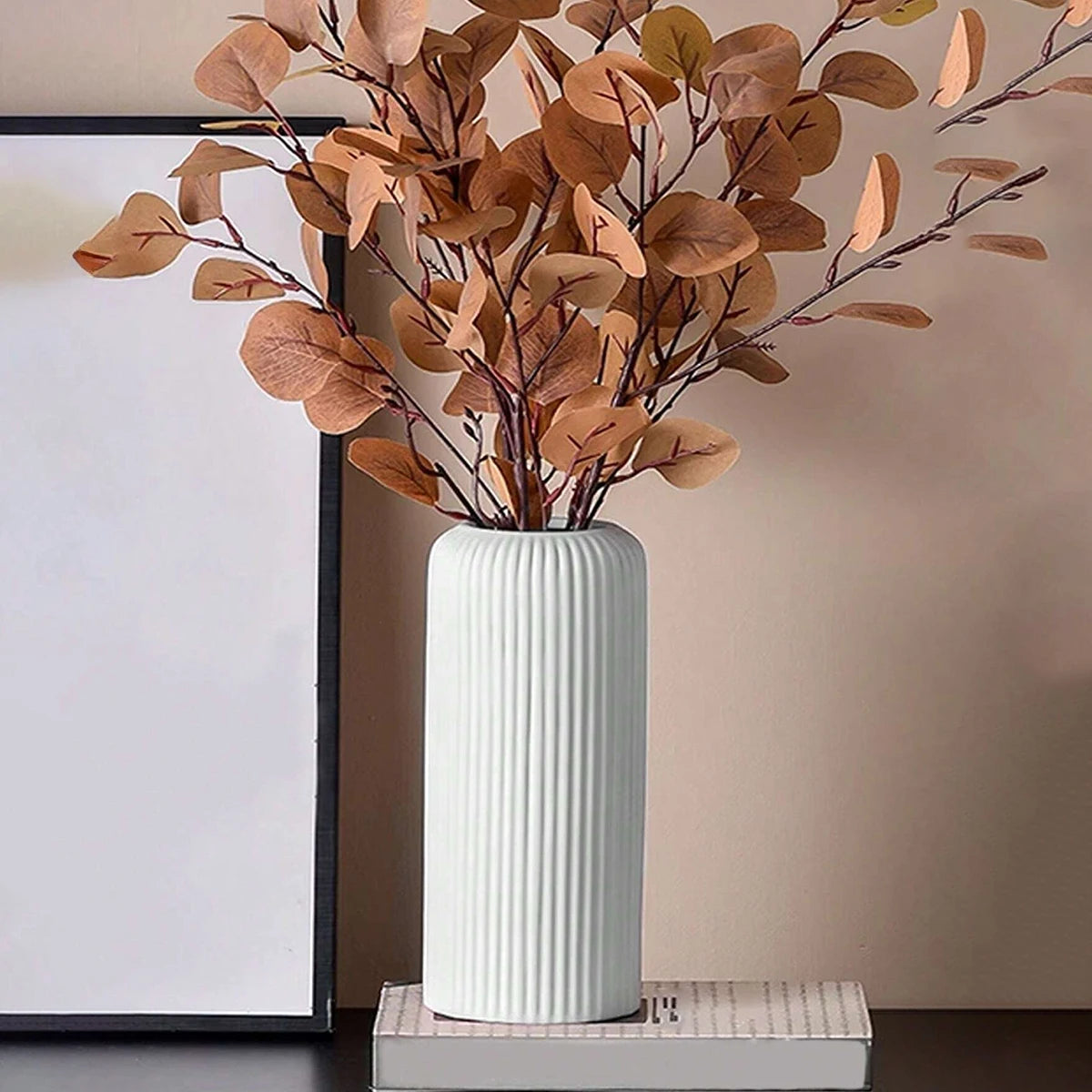 Vase Décoratif Rayé Effet Céramique - Votre Œuvre d'Art Graphique Magique