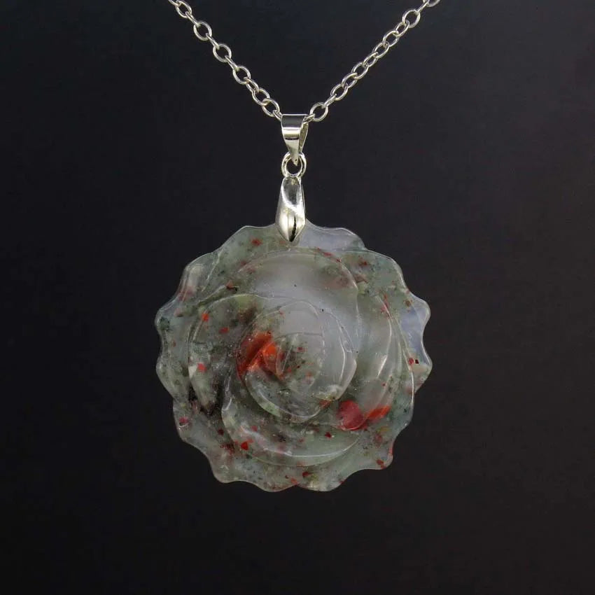 Pendentif Fleur de Rose Sculptée Pierre Naturelle 35mm - Bijou Romantique