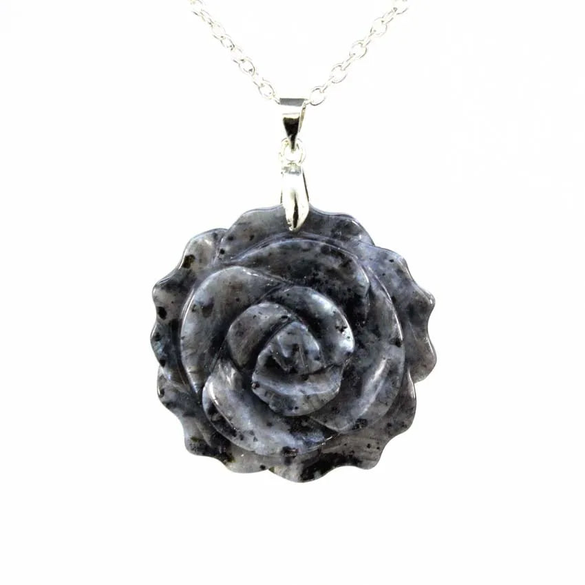 Pendentif Fleur de Rose Sculptée Pierre Naturelle 35mm - Bijou Romantique