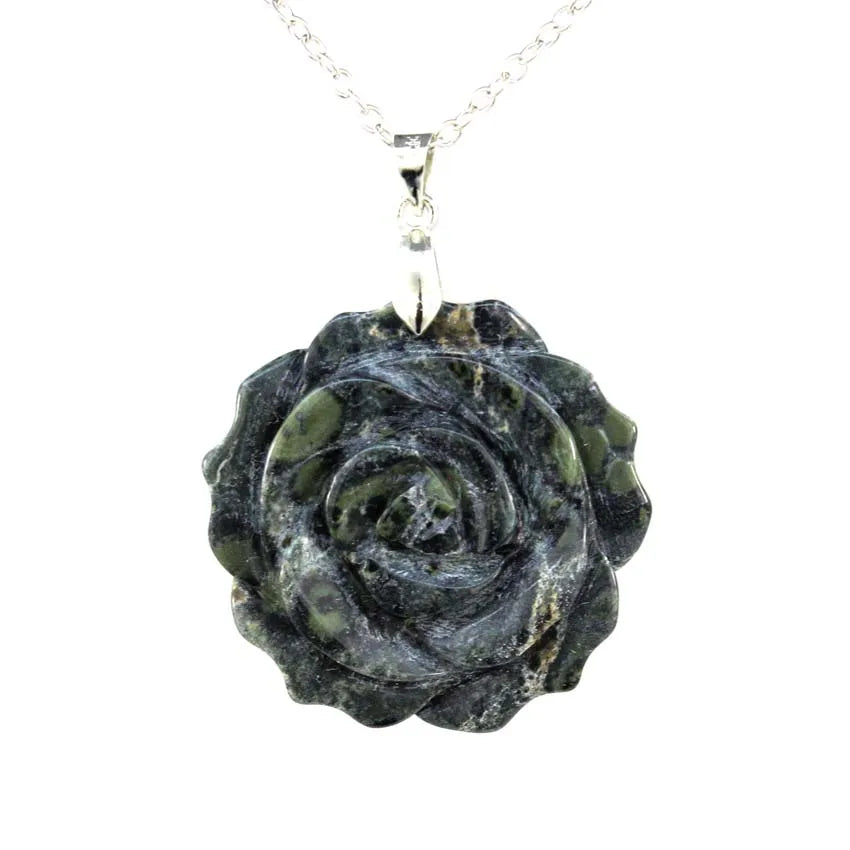 Pendentif Fleur de Rose Sculptée Pierre Naturelle 35mm - Bijou Romantique